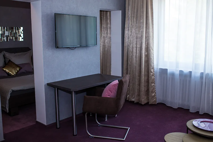 Suite Hotelzimmer mit Schreibtisch